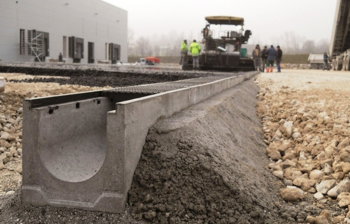 Компания «Стандартпарк» предлагает качественные бетонные лотки для обустройства систем водоотвода на участках с ограниченной глубиной погружения.