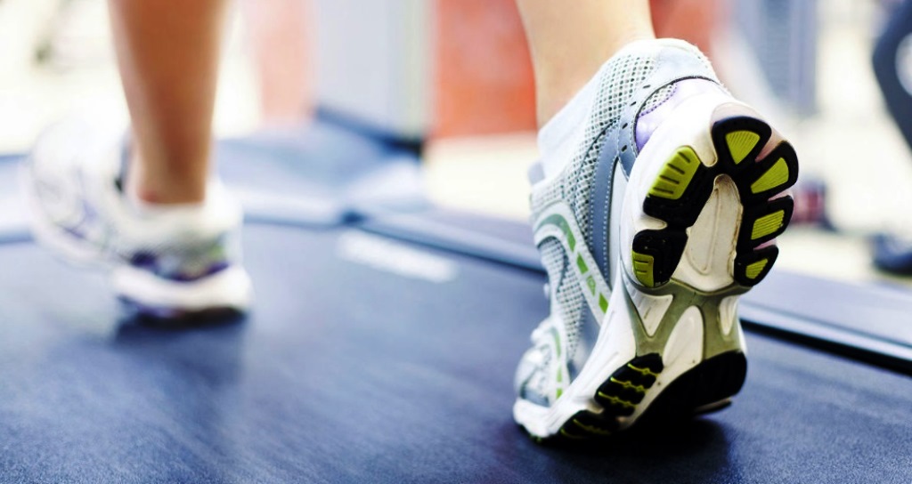 Чтобы кроссовки не скользили в зале можно (нужно) предпринять пару не хитрых действий и сейчас мы вам о них расскажем.