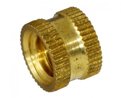 Основной сценарий применения — армирование пластиковых деталей и усиление резьбы в пластике там, где требуется многократная сборка. Обычная резьба, сформированная напрямую в пластмассе, со временем теряет форму из-за усадки пластика и воздействия нагрузки. Закладная деталь сохраняет геометрию и обеспечивает должный уровень фиксации даже при высоком давлении.