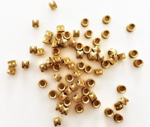 По данным одного из профильных предприятий, вставки DIN 16903 для литья пластика — это металлические закладные элементы, которые устанавливаются в пресс-форму до начала цикла впрыска расплава. После впрыска расплава полимерные материалы обтекают деталь, и внутри пластикового изделия формируется прочная метрическая резьба. Такой метод обеспечивает стабильность соединения и повышенную механическую надёжность по сравнению с нарезкой резьбы непосредственно в материале.