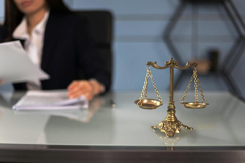 После окончания колледжа у выпускников есть несколько путей: можно идти работать, продолжать обучение в вузе или совмещать оба варианта. Те, кто выбирает трудоустройство, находят себя в разных сферах — от банков и страховых компаний до торговых организаций и юридических фирм