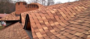 Разбираем устройство гибкой черепицы, типы битума и важные параметры выбора без лишних сложностей.