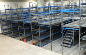 Как работают этажные стеллажи, где их применяют и на что обращать внимание при выборе и эксплуатации в полимерной и нефтехимической сфере.