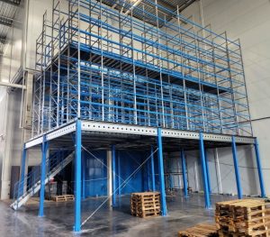 Как работают этажные стеллажи, где их применяют и на что обращать внимание при выборе и эксплуатации в полимерной и нефтехимической сфере.