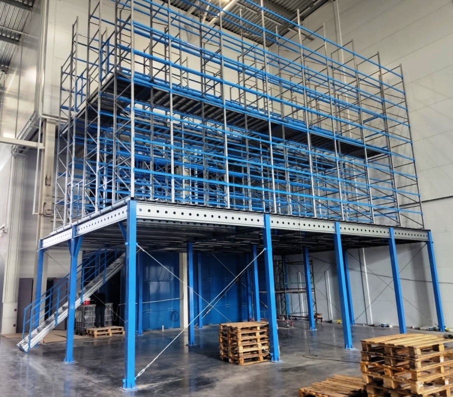 Как работают этажные стеллажи, где их применяют и на что обращать внимание при выборе и эксплуатации в полимерной и нефтехимической сфере.