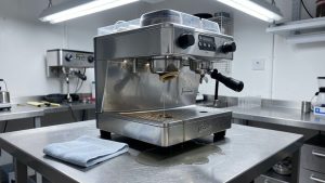 Разбираем, из-за чего у Gaggia появляются протечки: уплотнители, фитинги, пластиковые элементы, накипь и неправильная сборка. Как заметить проблему на ранней стадии и когда обращаться в сервис.