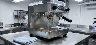 Почему появляются протечки в кофемашине: износ уплотнений и пластиковых деталей