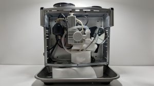 Осмотрите пластиковые шланги на предмет трещин, деформаций или затвердевания. Упругость материала снижается со временем из-за воздействия горячей воды и перепадов давления, что приводит к микроповреждениям. Эти повреждения незаметны глазу, но способны пропускать влагу. Проверка должна включать изгибание шлангов в местах соединений, так как именно там чаще всего возникают усталостные трещины. Если материал стал жестким и не гнется, его ресурс исчерпан.