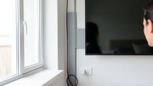 Выбирайте гофру из ПВХ для большинства жилых помещений, она негорючая и хорошо защищает провода от механических повреждений и пыли. Для помещений с повышенной влажностью, таких как ванные комнаты или кухни, подойдет гофра из ПНД – она устойчива к влаге и агрессивным средам. Диаметр гофры должен быть на 40-50% больше диаметра пучка кабелей, чтобы обеспечить свободную прокладку и охлаждение. Например, для одного кабеля сечением 2.5 мм² подойдет гофра диаметром 16 мм.