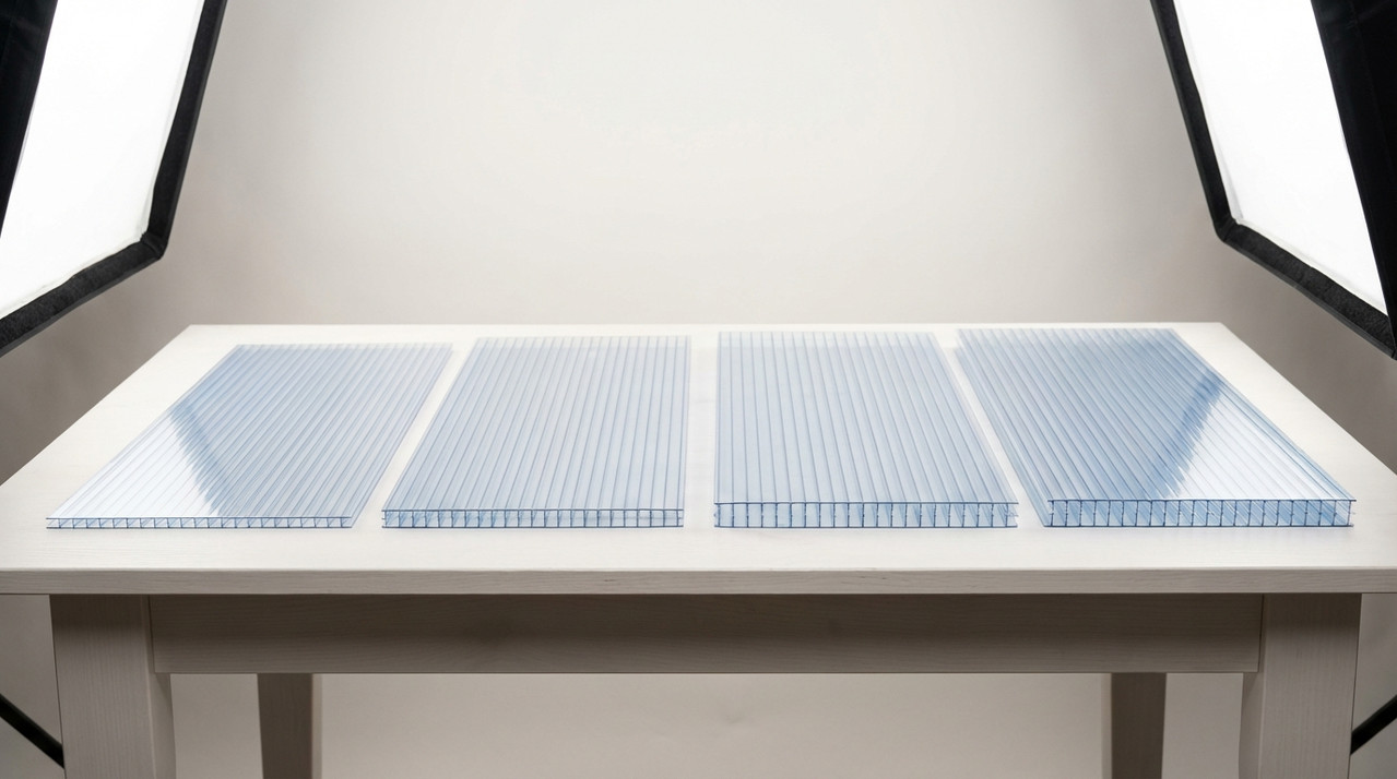 При покупке обращайте внимание на тип поликарбоната: сотовый предпочтительнее монолитного для теплиц, так как воздух в ячейках создает дополнительную изоляцию. Для южных регионов, вроде Краснодарского края, хватит 4–6 мм с УФ-защитой, чтобы избежать перегрева. Дачники из Поволжья делятся опытом: переход на 8 мм сэкономил им на ремонте, так как тонкие листы часто трескаются от камней или веток. Рекомендуется запасной комплект листов — на случай повреждений, особенно если теплица стоит у лесополосы.