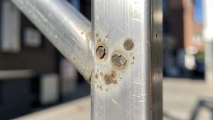 Оцените эластичность материала. Упругий уплотнитель быстро восстанавливает форму после сжатия. Если он стал твердым, хрупким или потерял способность к восстановлению, герметичность створки нарушена.