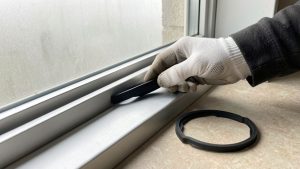 Осматривая профиль, ищите любые признаки изменения геометрии: выпуклости, вогнутости или перекосы. Деформация может возникнуть из-за ударных нагрузок или неправильного монтажа. Измерьте диагонали рамы и сравните их значения; отклонение более чем на 2-3 мм указывает на проблему. Проверьте ровность прилегания створки к раме по всему периметру. Наличие щелей или неравномерных зазоров сигнализирует о нарушении формы конструкции.