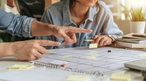 Также важно учитывать интересы ребенка. Если подросток любит технологии, можно связать учебу с IT-направлениями. Гуманитариям проще мотивироваться через коммуникацию и творчество. Индивидуальная связь усиливает внутренний стимул. Учеба перестает быть чужой обязанностью.