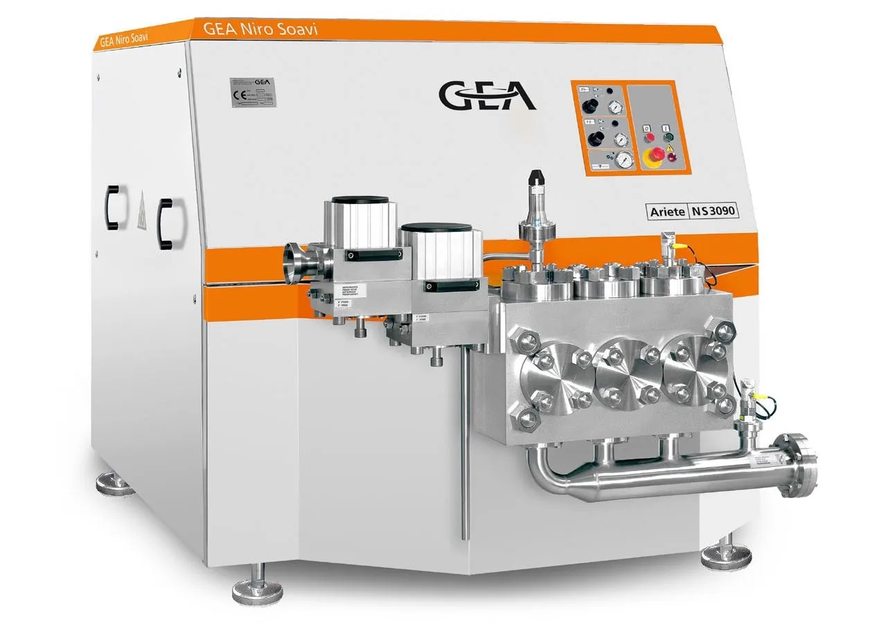 В пищевом производстве гомогенизатор — это не строка в смете, а узел, определяющий стабильность продукта. Молоко, сливки, соусы, детское питание — все эти эмульсии и суспензии требуют контролируемого разрушения жировой фазы. И здесь обычный плунжерный насос, каким бы дорогим он ни был, принципиально бесполезен. Он перекачивает, но не измельчает. Разницу между «протолкнуть под давлением» и «сформировать частицы заданного размера» объяснять технологу не надо. Но когда доходит до выбора конкретной модели GEA, многие упираются в стену: модельный ряд широкий, опции — сотни, а прямого ответа «какую взять под мой продукт» в открытых источниках нет. Попробуем разобраться системно, с опорой на физику процесса и — да, это профильный портал — на свойства полимерных материалов, которые внутри этих агрегатов работают на износ.