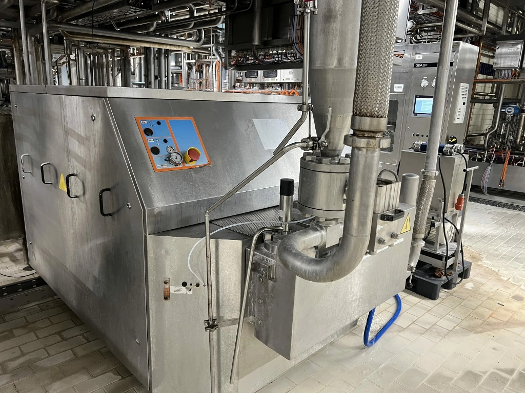 В зоне valve продукт проходит через узкий регулируемый зазор. Давление, достигающее 100–250 бар для стандартных молочных линий и до 600–1000 бар для специализированных применений, превращается в кинетическую энергию. Струя ударяется о ударную поверхность и растягивается с колоссальной скоростью. За счёт кавитации, сдвиговых нагрузок и турбулентности крупные капли жира и агломераты твёрдой фазы дробятся до частиц порядка 0,2–2 мкм и равномерно распределяются по объёму.