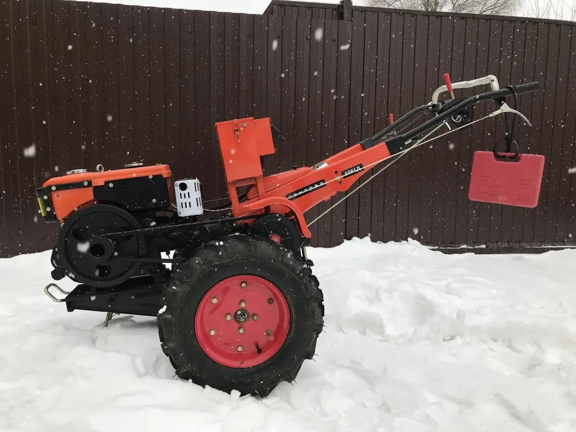 Коллеги, тема сегодняшнего материала на первый взгляд далека от полимеров и нефтехимии. Но только на первый взгляд. Мотоблок, которым вы чистите снег, — это не просто железка с двигателем. Это сложное изделие, где полимерные материалы работают в самых ответственных узлах: ремни из неопрена и полиуретана, масла на полиальфаолефиновой основе, уплотнения из фторкаучуков, пластиковые детали корпусов и защитных кожухов. А шины с полимерными кордами и специальными резиновыми смесями — это вообще классика нефтехимии. Поэтому, когда вы выбираете мотоблок или навеску к нему, вы невольно становитесь экспертом по качеству полимерных материалов. Понимание этого помогает выбрать технику, которая не развалится после первой зимы.