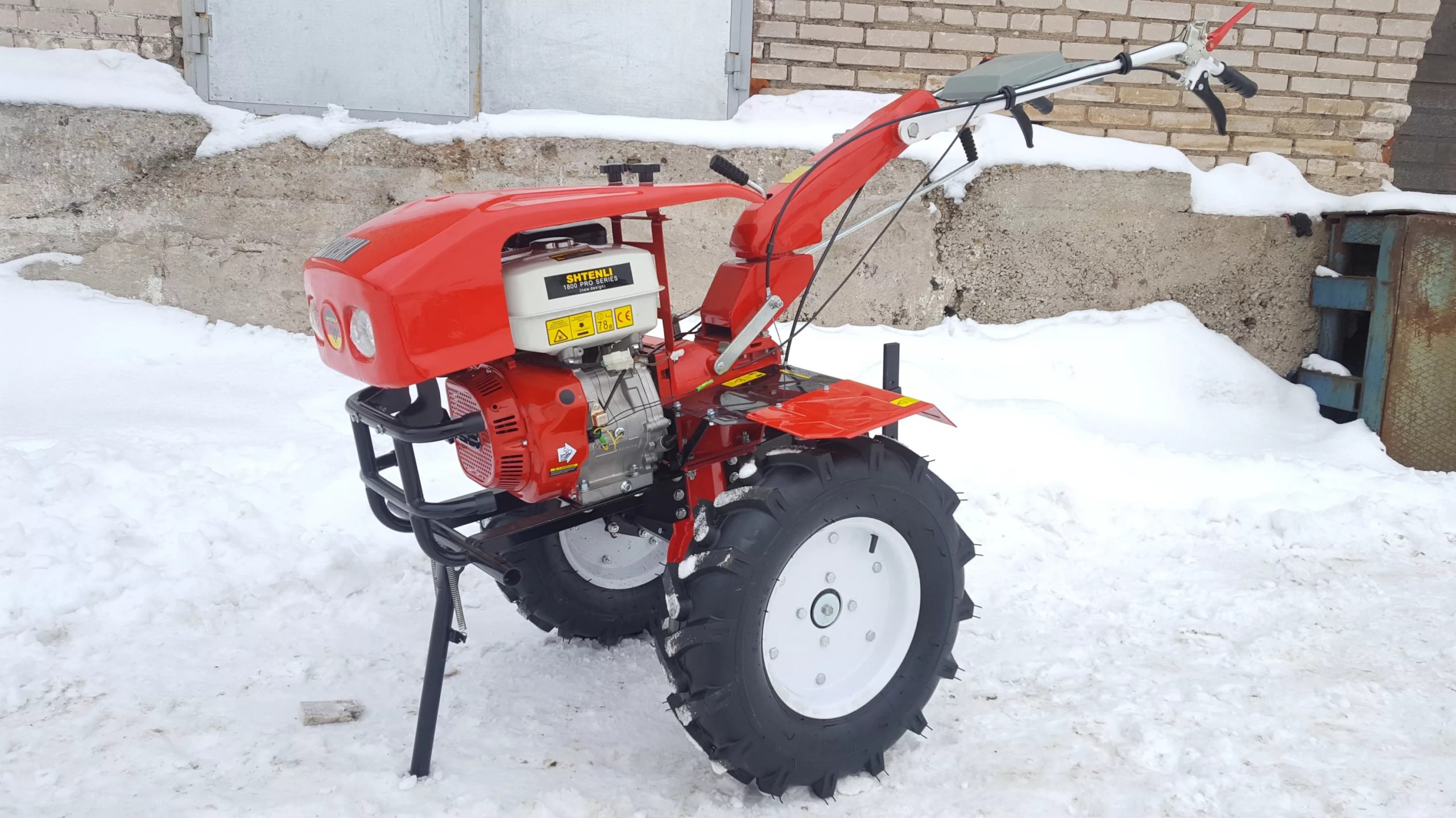 Максимальный смысл в зимней уборке мотоблоком появляется, когда техника уже работает у вас круглый год: фрезерует почву, возит прицеп, косит. Тогда навеска для уборки снега — не отдельная дорогая игрушка «на один сезон», а логичное дополнение к имеющемуся набору.