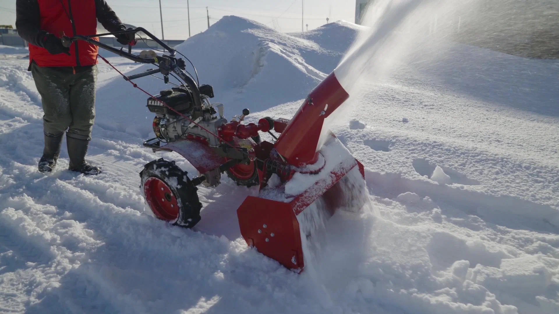 По времени ориентируйтесь так: двор 4–6 соток с проездом 20–25 метров и слоем снега 15–20 см при отлаженной схеме обычно убирается мотоблоком за 20–30 минут. Первые пару раз уйдёт дольше — вы будете подбирать углы, траектории и передачи. Через несколько снегопадов маршрут запоминается, и уборка превращается в понятную рутину.