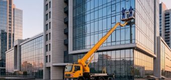Мойка панорамного остекления БЦ: почему автовышка безопаснее и быстрее промышленных альпинистов