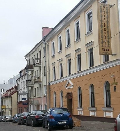 В нефтехимии и полимерной промышленности командировки — это рабочий процесс. Инженеры едут на заводы, технологи — на пусконаладку, логисты — на склады. И когда ты после долгой дороги и тяжёлого дня хочешь не просто переночевать, а нормально отдохнуть, выбор отеля становится не вопросом комфорта, а вопросом эффективности следующего дня. В центре Минска, где сосредоточены офисы крупных предприятий и проходят отраслевые выставки, хороший отель — это не «номер с кроватью», а точка сборки команды, место для вечерних переговоров и стартовая площадка для утренних встреч.
